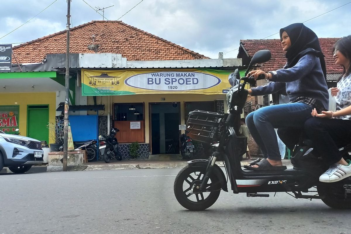 Warung Bu Spoed di Kota Yogyakarta yang sudah berdiri sejak 1920, dengan menu andalan Terik Daging dan Lombok Kethok, Selasa (28/1/2025)