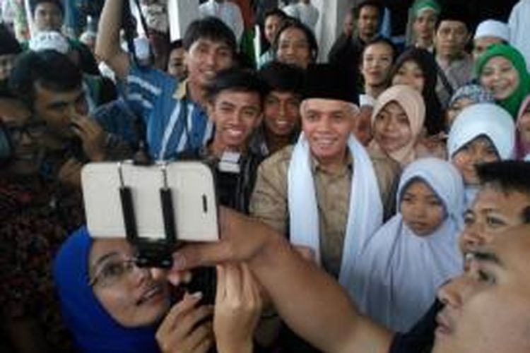 Calon wakil presiden Hatta Rajasa saat foto selfie dengan santri Ponpes Azzainiyyah, Nagrog Sinar Barokah, Sukabumi, Jawa Barat, Senin (7/7/2014).