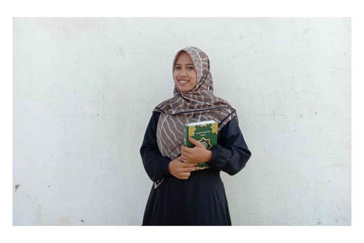 Mahasiswa UM Surabaya yang juga anak tukang sayur, Naya, kuliah gratis karena Al-Qur'an