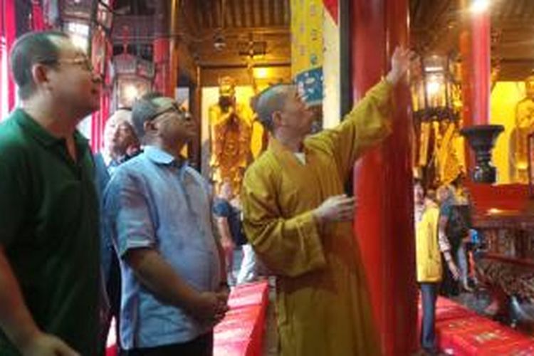 Ketua MPR Zulkifli Hasan ketika berkunjung ke Jade Buddha Temple di Shanghai, China.