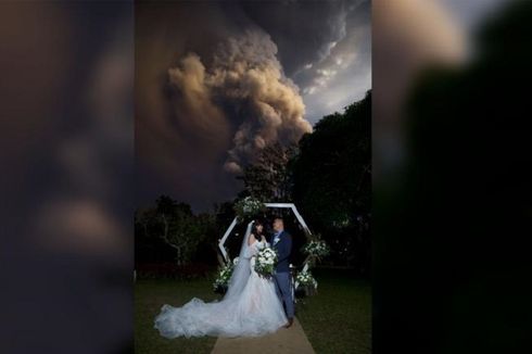 Pasangan di Filipina Ini Menikah dengan Latar Belakang Erupsi Gunung Taal