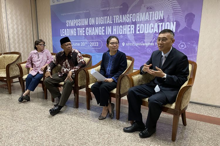 UT bersama ICE Institute menggandeng Tsinghua University dan XuetangX dari China menggelar simposium internasional bertajuk Digital Transformation Leading the Change in Higher Education pada Selasa 20 Juni 2023 di UT Convention Center (UTCC), Tangerang Selatan.