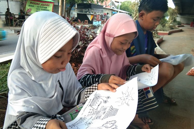 Warga tengah membaca buku pada lapak baca Perpustakaan Jalanan Karawang di Taman Milenial Karawang, Rabu (22/1/2020).