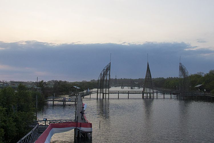 Panorama di Kawasan Wisata Mangrove, Kulon Progo, Yogyakarta berupa konstruksi jembatan dari bambu yang begitu menawan.