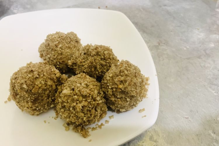 Ronde kering salah satu menu pilihan kuliner legendaris Ronde Titoni, yang terbuat dari bola-bola ketan yang ditaburi kacang dihidangkan dengan kuah jahe.