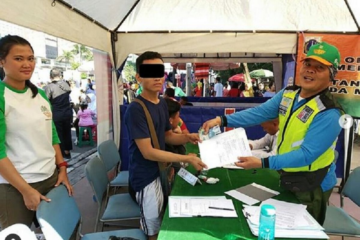 Petugas Dinas Lingkungan Hidup DKI Jakarta menangkap 25 orang dalam operasi tangkap tangan (OTT) di lokasi car free day (CFD) di Jalan Jenderal Sudirman-Jalan MH Thamrin, Jakarta, Minggu (6/1/2019). 