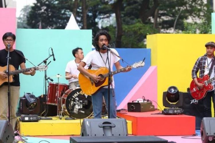 Silampukau tampil dalam gelaran We The Fest 2016 di Parkir Timur Senayan, Jakarta Selatan, Sabtu (13/8/2016).
