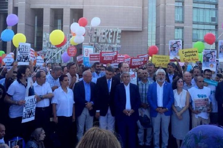 Para aktivis kebebasan pers melakukan aksi di depan gedung pengadilan di Istanbul, Turki, terkait kasus Cumhuriyet.
