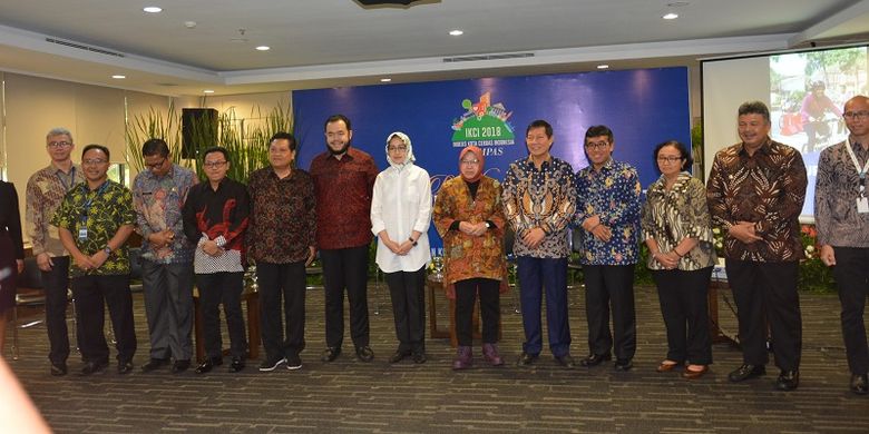 Para Wali Kota dari masing-masing daerah yang masuk dalam kategori Kota Cerdas dalam acara penganugerahan Kota Cerdas IKCI 2018, sedang berpose bersama pimpinan Kompas Gramedia di Gedung Kompas Gramedia, Jakarta, Rabu (9/1/2019)