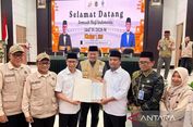 Gubernur Sulsel Bagi-bagi Uang Tunai ke Jamaah Haji Beruntung saat Penyambutan di Makassar