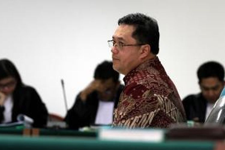 Terdakwa dugaan korupsi pengadaan alat simulator SIM di Korlantas Mabes Polri, Budi Susanto, menjalani sidang perdananya di Pengadilan Tindak Pidana Korupsi di Jakarta, Selasa (10/9/2013). Budi terancam 20 tahun penjara karena diduga merugikan negara Rp 88,4 milyar falam kasus pengadaan simulator SIM di Korlantas tersebut. 