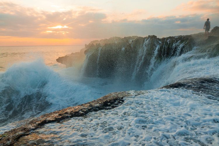 Bahaya Mengintai dari Kecantikan Devil's Tear Nusa Lembongan