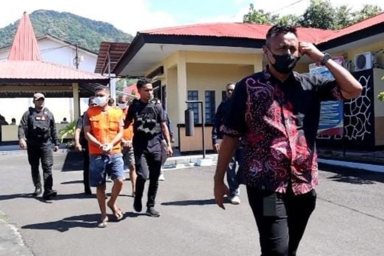 Foto: Para tersangka kasus dugaan korupsi pekerjaan normalisasi dan pemasangan bronjong penahan tebing kali Lowolulu Lokalande dikawal ketat aparat Polres Ende, Senin (29/11/2022).