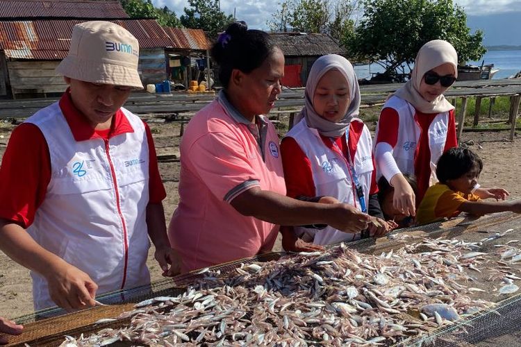 Keterlibatan MIND ID dan Antam pada gelaran Relawan Bakti BUMN merupakan pelaksanaan salah satu komitmen keberlanjutan perseroan. Berbagai program pemberdayaan dilakukan dalam gelaran tahunan yang rutin dilakukan Kementerian BUMN, mulai dari bidang pendidikan, lingkungan, hingga pengembangan usaha mikro dan kecil (UMK). 