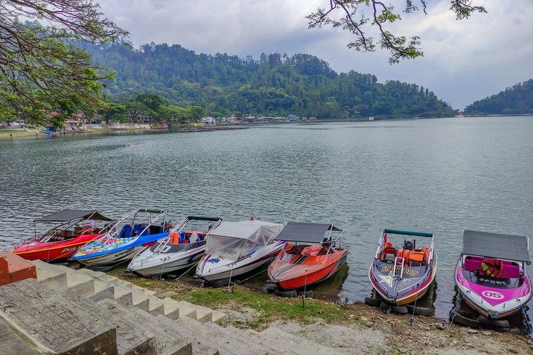 Speed boat di Telaga Ngebel Ponorogo.