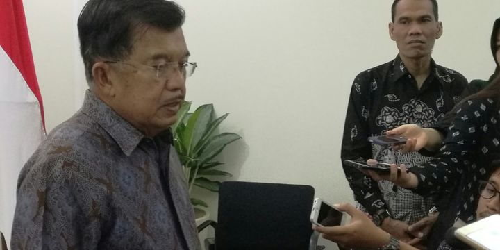 Wakil Presiden Jusuf Kalla di Kantornya, Jakarta, Selasa (14/11/2017)