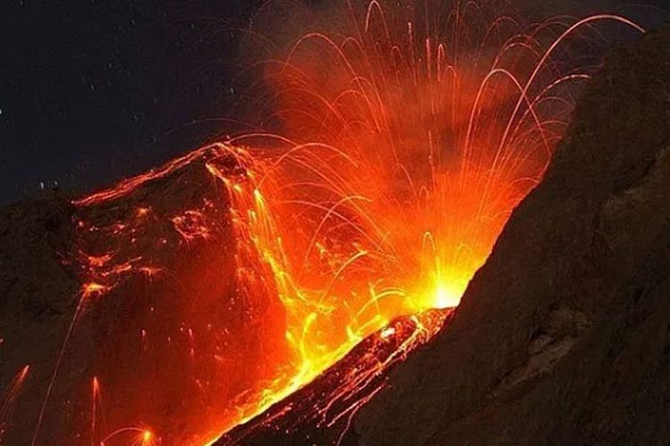 Pesona Gunung Ile Batutara di Kabupaten Lembata, NTT pada malam hari.