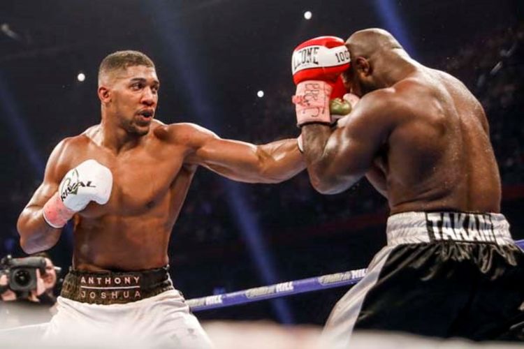 Anthony Joshua (kiri) mengalahkan Carlos Takam, Sabtu (28/10/2017)