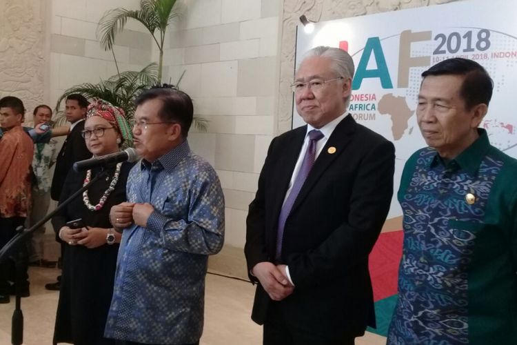 Wakil Presiden Jusuf Kalla memberikan keteragan pers usai membuka acara Indonesia-Africa Forum 2018 di Nusa Dua, Bali, Selasa (10/4/2018). 