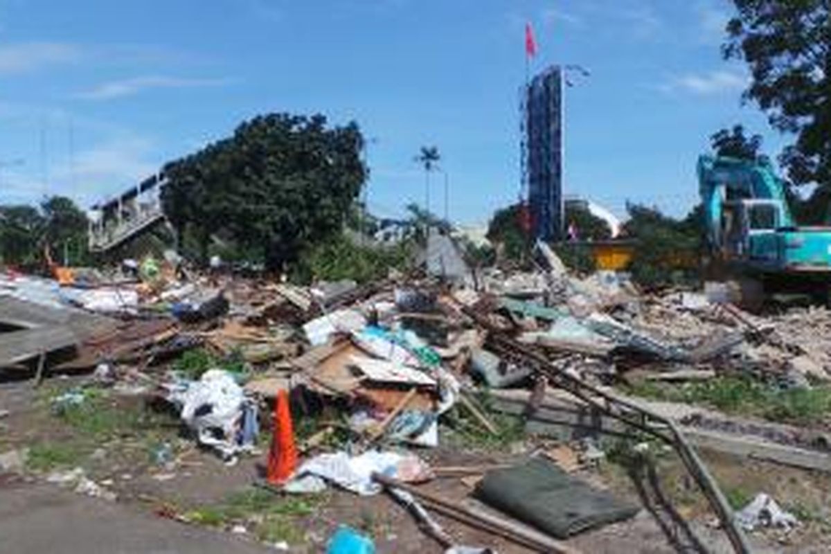 Lapak liar di samping Stadion Lebak Bulus, Cilandak, Jakarta Selatan, digusur pada Senin (29/12/2014).