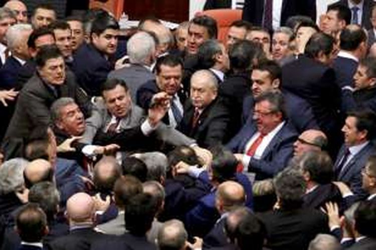 Sejumlah anggota parlemen Turki terlibat baku hantam dalam rapat pembahasan perubahan konstitusi untuk memperkuat wewenang Presiden Recep Tayyip Erdogan, Rabu (11/1/2017) malam.