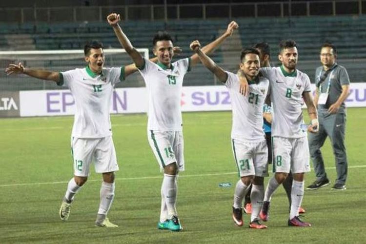 Pemain tim nasional Indonesia merayakan keberhasilan lolos ke semifinal Piala AFF 2016. 