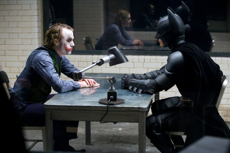 Heath Ledger dan Christian Bale dalam film The Dark Knight 