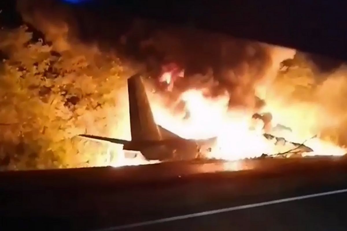 Dalam tayangan TV yang dirilis oleh Kementerian Situasi Darurat Ukraina, sebuah pesawat militer AN-26 terbakar setelah jatuh di kota Chuguyiv (Chuhuiv) dekat Kharkiv, Ukraina, Jumat malam, 25 September 2020.