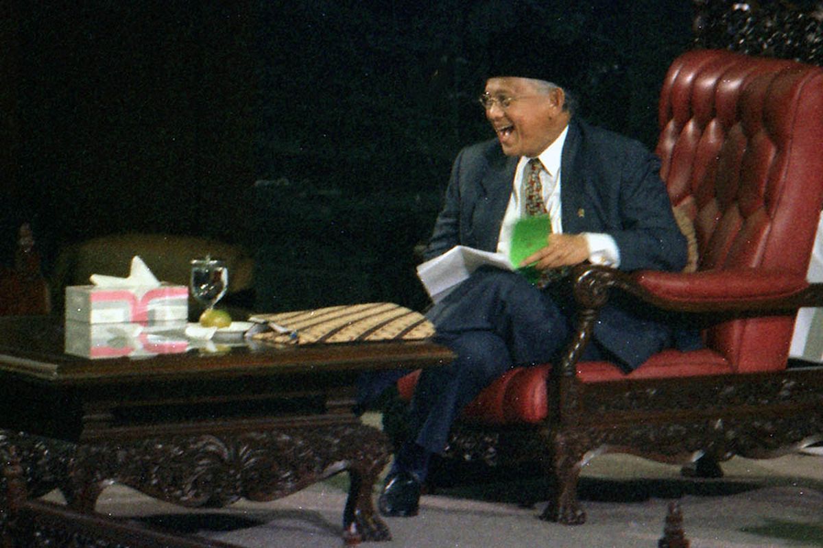 Sebuah ekspresi BJ Habibie pada sebuah acara di Gedung DPR/MPR pada tahun 1999.