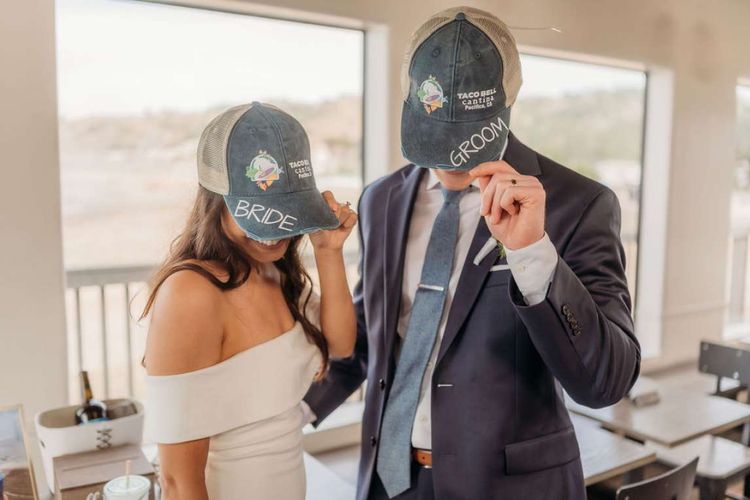 Analicia Garcia dan Kyle Howser merayakan pesta pernikahan mereka di Taco Bell Cantina, di Pacifica, California, AS, pada 26 Oktober 2021.