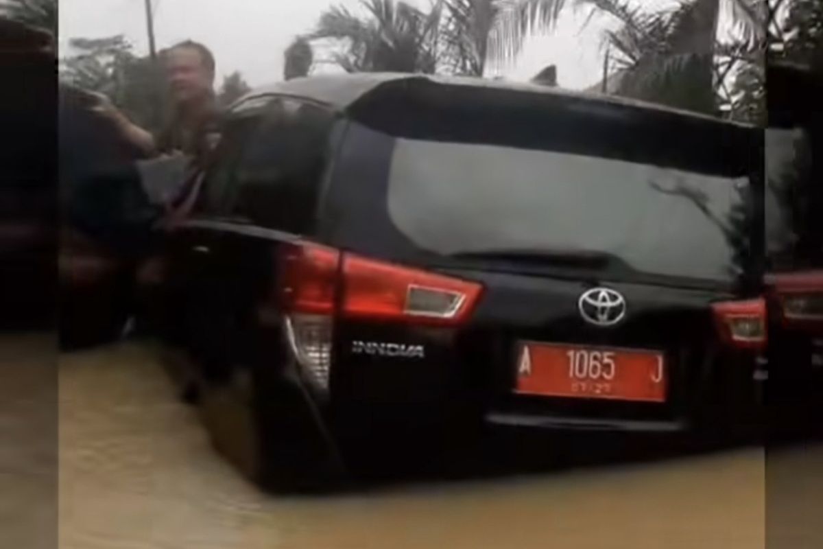 Mobil Dinas Sosial Pandeglang Terjebak Banjir Saat Salurkan Bantuan