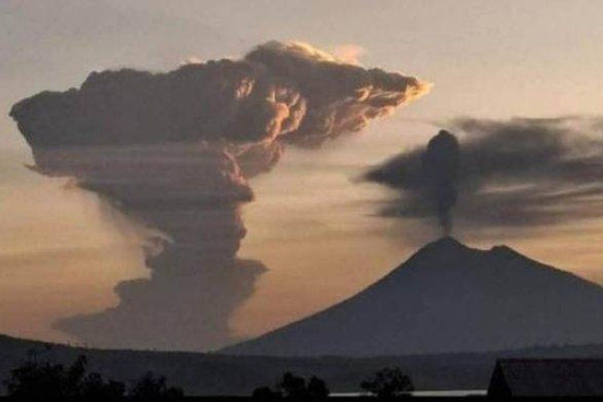 Fenomena alam unik saat dua gunung erupsi hampir bersamaan. Gunung Ile Lewotolok di Kabupaten Lembata (kanan) mengalami erupsi tidak lama setelah Gunung Lewotobi Laki-kaki (kiri) meletus pada Selasa (17/6/2025).
