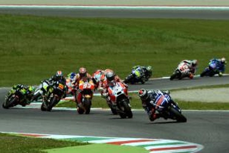 Para pebalap MotoGP memacu motor mereka pada balapan GP Italia di Sirkuit Mugello, Minggu (31/5/2015).
