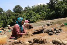 Cerita Perempuan Pendulang Emas di Sungai Mas Aceh