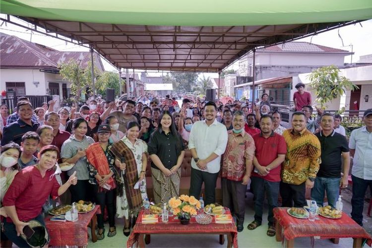 Wali Kota Medan Bobby Nasution dan warga Kelurahan Cinta Damai (Dok. Pemkot Medan)