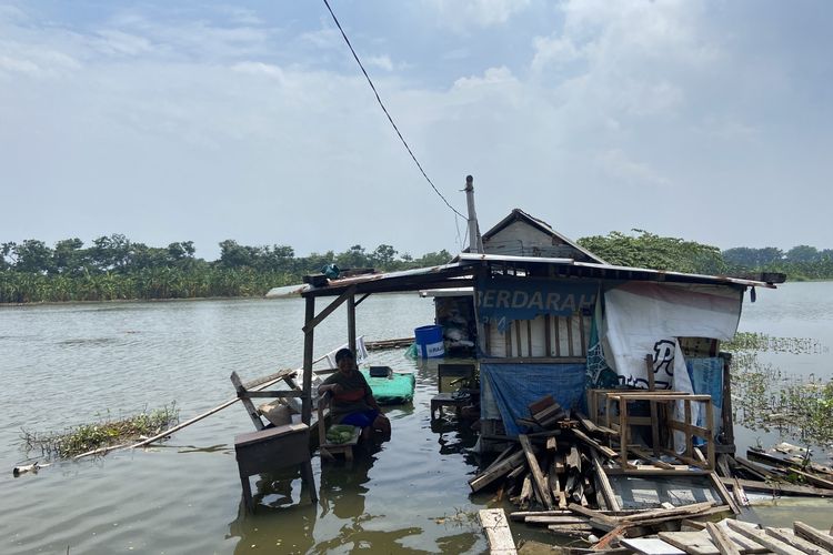 Gubuk nelayan tambak di Sidoarjo ikut terendam banjir, Rabu (18/12/2024).