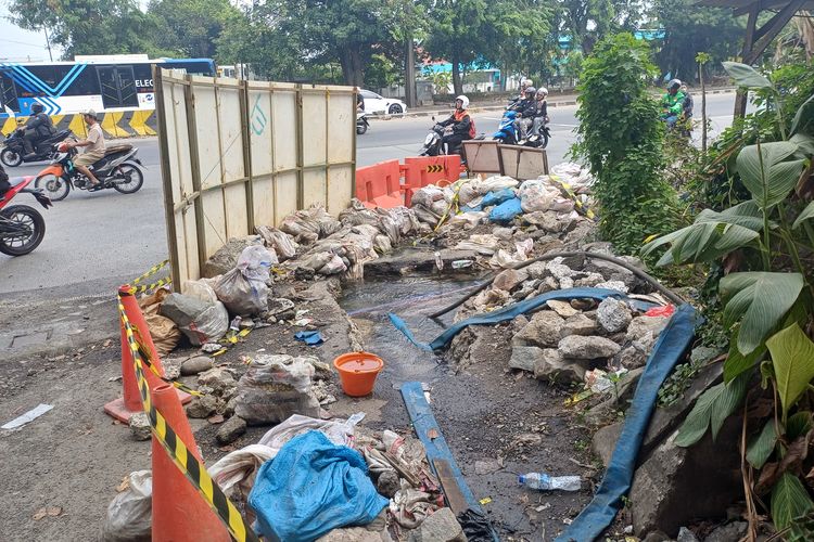 Pipa Air PAM JAYA Bocor di Kelapa Gading Jakut Bikin Jalan Raya Bekasi Tergenang