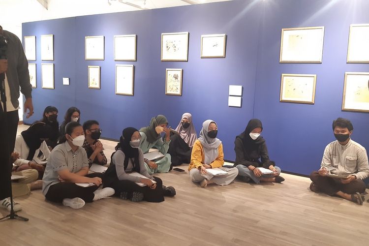 Para peserta mendengarkan penjelasan dari panitia sebelum mereka membuat sketsa lukisan karya S Sudjojono dalam workshop sketsa bertajuk “Sketch Like Sudjojono” di Tumurun Privat Museum Solo, Minggu (23/1/2022).