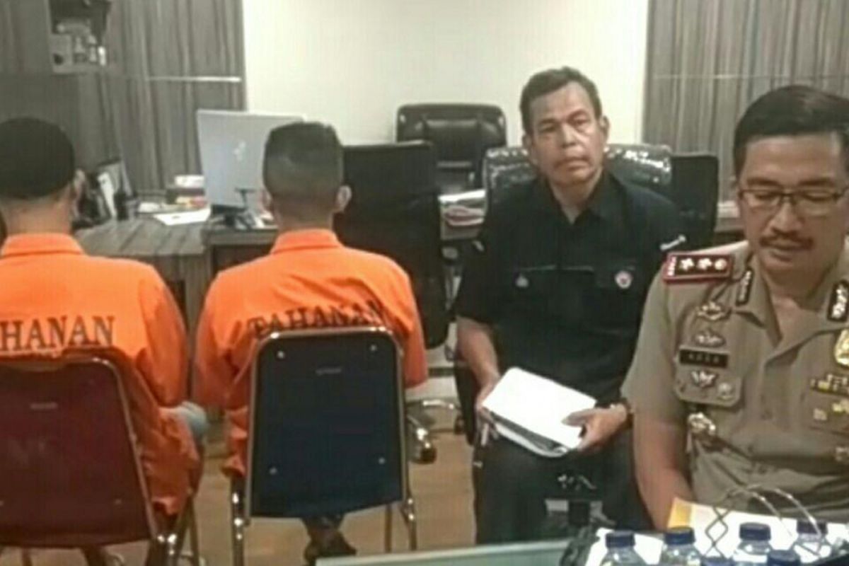 Ruby Pegi Prima alias Pendi (26), tersangka pengeroyok pendukung Ahok (kiri), tanya jawab dengan Wakapolres Metro Jakarta Barat AKBP Adex Yudiswan, membantah menerima perlakuan diskriminatif selama di tahanan, Senin (20/3/2017).