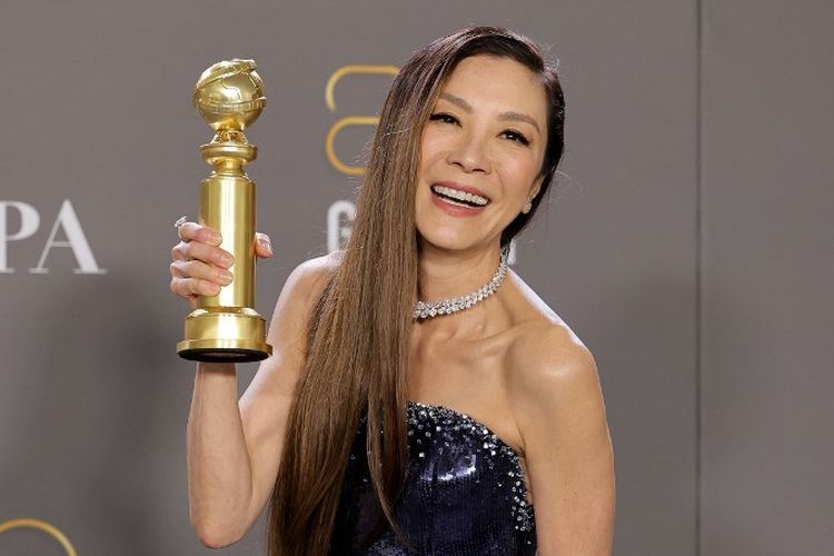 Michelle Yeoh dinobatkan sebagai Best Actress in a Motion Picture ? Musical or Comedy award for Everything Everywhere All at Once in the press room during the 80th Annual Golden Globe Awards at The Beverly Hilton on January 10, 2023 in Beverly Hills, California. 