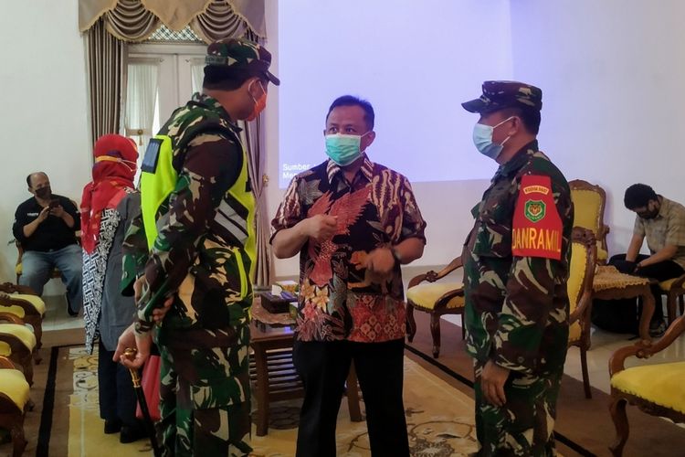 Pjs Bupati Sukabumi Raden Gani Muhamad (tengah) saa di Pendopo Sukabumi, Jawa Barat, Sabtu (7/11/2020).