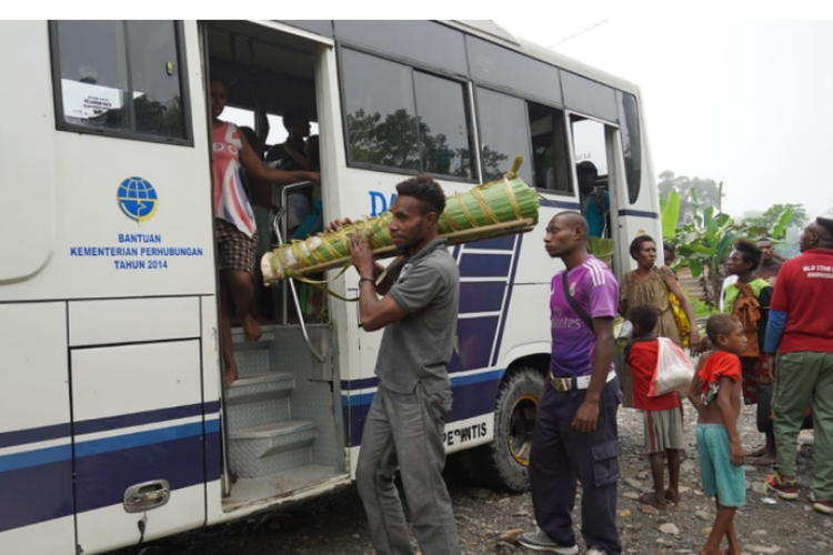 Angkutan bus perintis milik DAMRI di Papua
