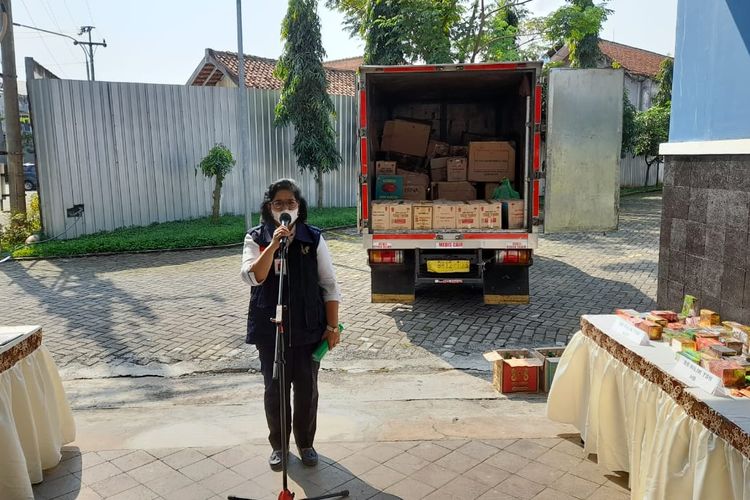 Kepala Balai BPOM Semarang Sandra M P Linthin memusnahkan obat tradisional Berbahan Kimia. Rabu (22/6/2022)