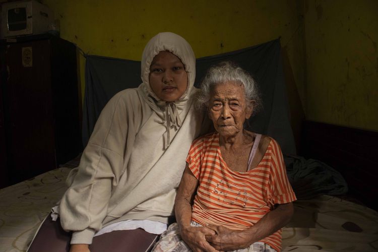 Fadiyah (kiri) yang merupakan cicit dari Nenek Hafsah (90). Fadiyah memperjuangkan rumah neneknya yang terdampak aktivitas perusahaan di wilayah tempat tinggalnya. 
