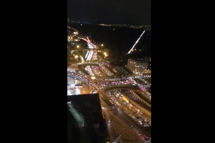 Kemacetan hingga 700 kilometer di sekitar Paris menjelang pemberlakuan lockdown nasional kedua pada Jumat malam waktu setempat (30/10/2020). 
