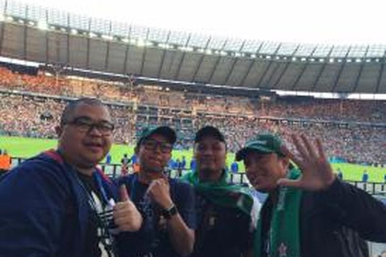 Tim  Greenfolks berpose di Olympiastadion jelang pertandingan final Liga Champions antara Barcelona melawan Juventus, Sabtu (6/6/2015). 