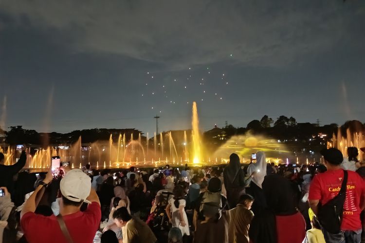 TMII Jadi Favorit di Libur Lebaran: Warga Serbu Air Mancur hingga Kecak Glow in the Dark