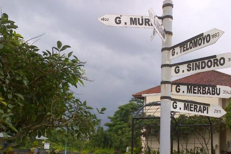 Arah petunjuk nama-nama gunung di sekitar kolam renang di atas awan, Salatiga, Jawa Tengah. Ada Gunung Merbabu, Sindoro, Telomoyo, Ungaran, Merapi dan Muria.