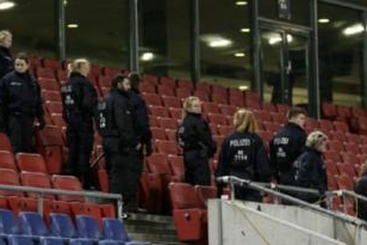 Polisi Jerman mengamankan Stadion Hannover yang tadinya dipakai sebagai tempat pertandingan Jerman-Belanda. 