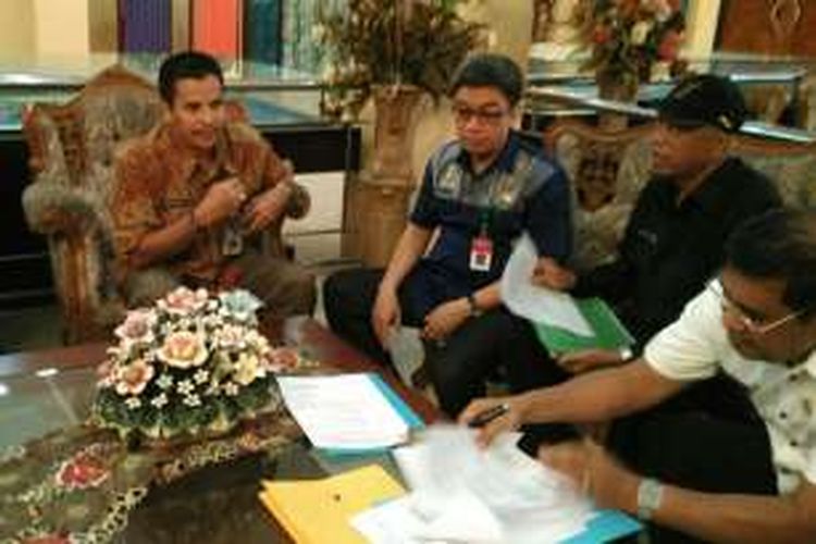 Pejabat Pemprov Kalimantan Timur, pemprov Sulawesi Tenggara dan Kepala Kesbang Pol Kendari menandakantangani berita acara penyerahan empat eks Gafatar asal Kendari